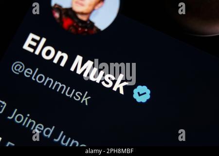 Kaunas, Litauen - 2023. März 27: Nahaufnahme des twitter-Kontos von Elon Musk. Blaues Häkchen für Symbol „überprüft“. Hochwertiges Foto Stockfoto