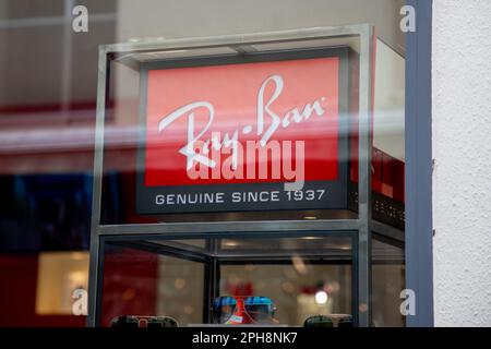 Bordeaux , Aquitaine France - 03 10 2023 : Ray-Ban-Zeichen-Marke und Textlogo auf Fassadenladen von Sonnenbrillen Brillengläser in Schaufenstern Ladenfront Stockfoto