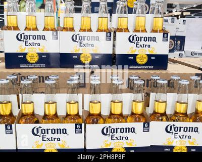 Bordeaux , Aquitaine France - 03 10 2023 : Corona Extra Beer Logo Marke und Textzeichen Werbung Verkaufsboxen im Supermarkt Stockfoto