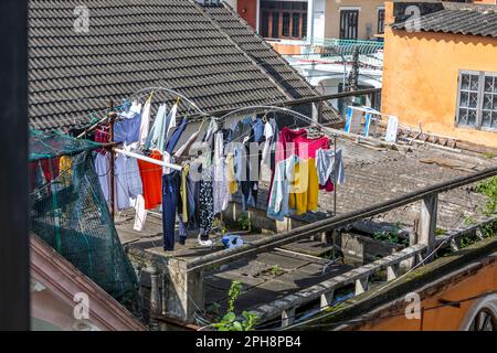 Saubere Wäsche trocknet in der Sonne auf einem Dach in Hue, Vietnam. Stockfoto