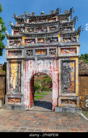 Ein kunstvolles Tor im Kaiserpalast in Hue, Vietnam. Stockfoto