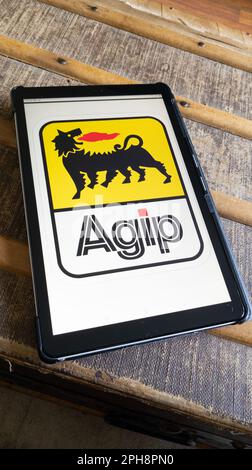 Bordeaux , Aquitaine France - 03 15 2023 : AGIP Eni Benzin Logo Marke und sechsbeiniger Hund Zeichen italienischer multinationaler Erdölgesellschaft auf dem Computertisch Stockfoto