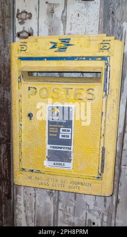 Bordeaux , Aquitaine France - 03 19 2023 : La Poste Logo Text und Markenzeichen auf altem gelben Postfach Vintage Street Service public Stockfoto