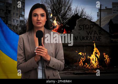 Beenden Sie den Krieg in der Ukraine. Journalist mit ukrainischer Flagge, nahe zerstörtem Haus im Freien Stockfoto