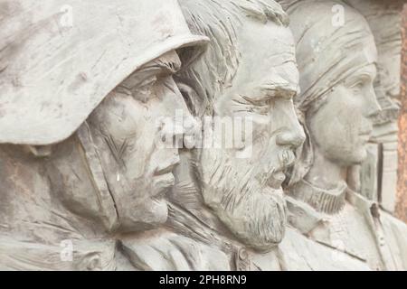 Russland Kursk 20.07.2019 - eine Gedenktafel mit einer Büste von Militärsoldaten in der Nähe des Triumphbogens in Kursk, die dem Sieg über den Faschismus gewidmet ist Stockfoto