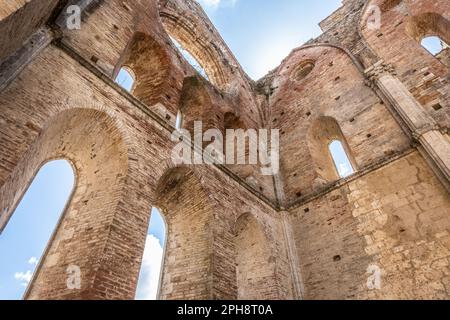 Spektakuläre Ruinen einer einst glorreichen Kathedrale in Italien Stockfoto