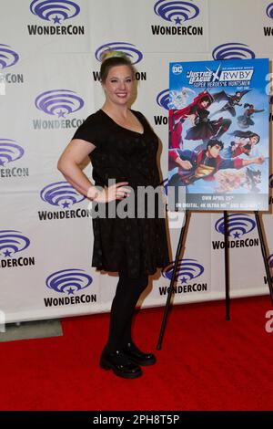 Lindsay Jones kommt an Tag 2 der WonderCon Convention A von 2023 in den Pressesaal für „Justice League x RWBY: Super Heroes & Huntsman, Part One“ Stockfoto