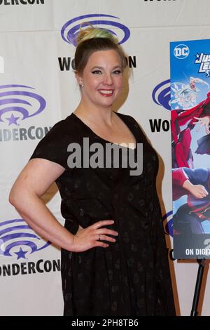 Lindsay Jones kommt an Tag 2 der WonderCon Convention A von 2023 in den Pressesaal für „Justice League x RWBY: Super Heroes & Huntsman, Part One“ Stockfoto