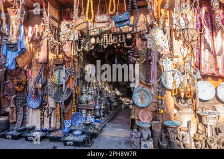 Taschen und Haushaltszubehör zum Verkauf in einem Souk in der Medina in Marrakesch, Marokko Stockfoto