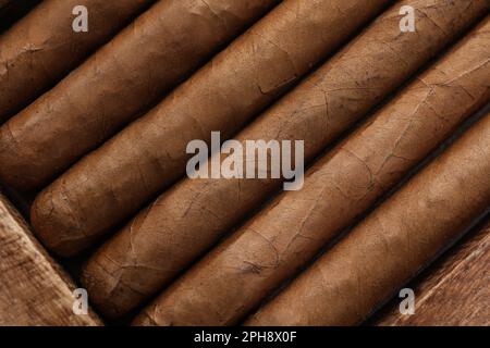 Nahaufnahme von vielen Zigarren als Hintergrund, Draufsicht Stockfoto