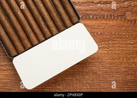 Humidor mit Zigarren auf Holztisch, Draufsicht. Platz für Text Stockfoto