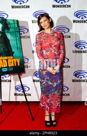 Lauren Cohan kommt im Pressesaal für „The Walking Dead: Dead City“ an Tag 2 der WonderCon-Tagung 2023 im Anaheim Convention Center an Stockfoto