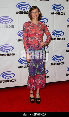Lauren Cohan kommt im Pressesaal für „The Walking Dead: Dead City“ an Tag 2 der WonderCon-Tagung 2023 im Anaheim Convention Center an Stockfoto