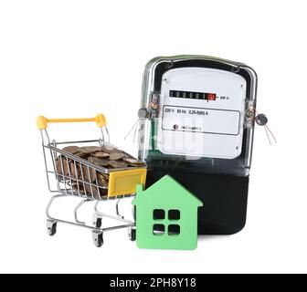 Stromzähler, Hausmodell und kleiner Einkaufswagen mit Münzen auf weißem Hintergrund Stockfoto