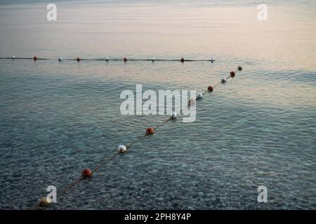 Ruhig auf dem Meer am frühen Morgen bei Sonnenaufgang, aus nächster Nähe, touristisches Konzept eines Urlaubs am Meer Stockfoto