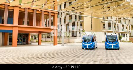 VAE, Abu Dhabi - 13. märz 2023: Autonomous Car Stand in futuristischer Stadt Masdar mit umweltfreundlicher Architektur. Masdar Future City Concept in den Vereinigten Arabischen Emiraten Stockfoto