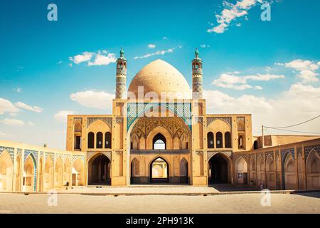 Kashan, Iran - 29. Mai 2022: Wunderschönes Panorama der Agha Bozorg Moschee am sonnigen blauen Himmel Stockfoto