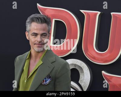 Los Angeles, Usa. 26. März 2023. Das Schauspieler Chris Pine nimmt am Sonntag, den 26. März 2023, am Regency Village Theatre in der Westwood-Abteilung von Los Angeles Teil, an der Premiere der Filmfantasie „Dungeons & Dragons: Honor Better Diebe“ Teil. Storyline: Ein charmanter Dieb und eine Bande unwahrscheinlicher Abenteurer begeben sich auf eine epische Suche, um ein verlorenes Relikt zu Bergen, aber die Dinge laufen gefährlich schief, wenn sie sich mit den falschen Leuten streiten. Foto: Jim Ruymen/UPI Credit: UPI/Alamy Live News Stockfoto