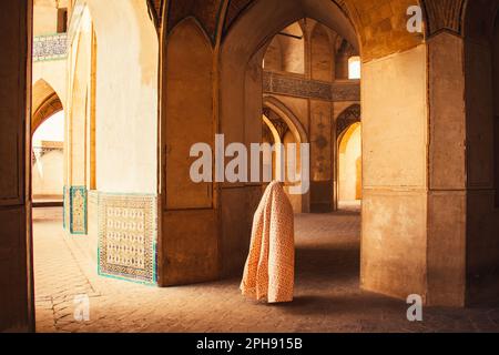 Kashan, Iran - 29. Mai 2022: Touristen und Pilger erkunden die wunderschöne Agha Bozorg Moschee Stockfoto