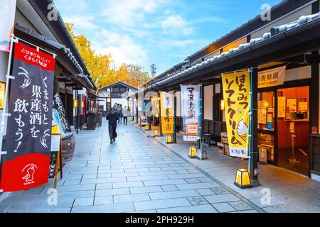 Kumamoto, Japan - Nov. 23 2022: Sakura no Baba Josaien ist eine Einrichtung für Tourismus und kulturellen Austausch, die sich neben dem Schlossgelände Kumamoto befindet Stockfoto