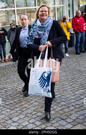 Potsdam, Deutschland. 27. März 2023. Nancy Faeser (SPD), Bundesministerin für Inneres und Inneres, nach ihrer Ankunft in der dritten Runde der Tarifverhandlungen im öffentlichen Sektor. Mit einem großangelegten landesweiten Warnstreik lähmten die Gewerkschaften EVG und Verdi am Montag große Teile des öffentlichen Nahverkehrs. Kredit: Carsten Koall/dpa/Alamy Live News Stockfoto