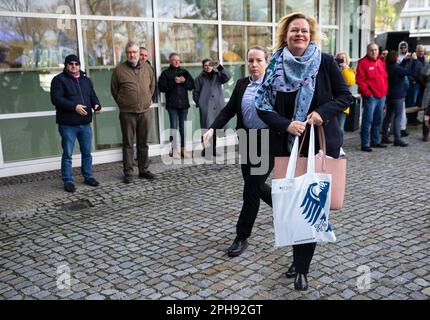 Potsdam, Deutschland. 27. März 2023. Nancy Faeser (SPD), Bundesministerin für Inneres und Inneres, nach ihrer Ankunft in der dritten Runde der Tarifverhandlungen im öffentlichen Sektor. Mit einem großangelegten landesweiten Warnstreik lähmten die Gewerkschaften EVG und Verdi am Montag große Teile des öffentlichen Nahverkehrs. Kredit: Carsten Koall/dpa/Alamy Live News Stockfoto