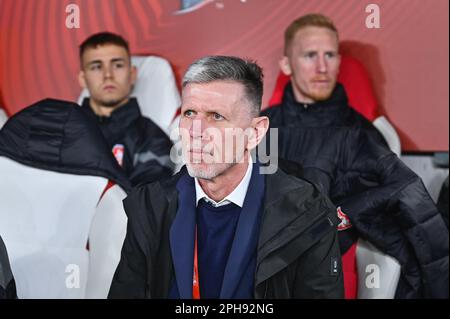 PRAG, TSCHECHISCHE REPUBLIK - 24. MÄRZ 2023: Qualifikationen für die UEFA Euro 2024. Spiel Tschechische Republik - Polen 3:1. Fernando Santos leitet den polnischen Reisebus. J Stockfoto