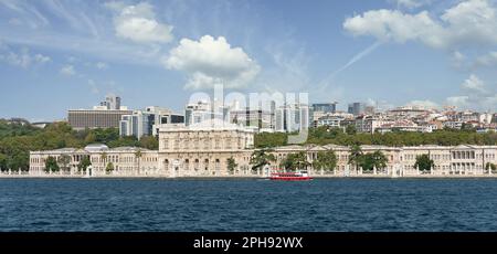 Dolmabahce Palace, oder Dolmabahce Sarayi, befindet sich im Stadtteil Besiktas von Istanbul, Türkei, an der europäischen Küste der Bosporus-Meerenge, dem wichtigsten Verwaltungszentrum des Osmanischen Reiches früher Stockfoto