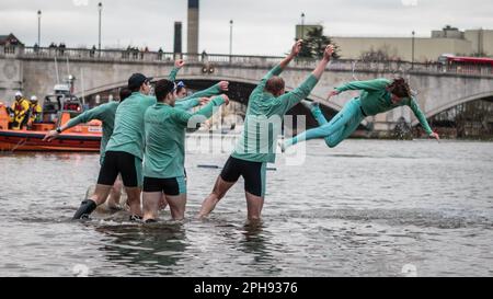 Die Cambridge cox Jasper Parish ist in der themse eingetaucht, um ihren Sieg beim Gemini Boat Race 2023 für Männer zu feiern. Stockfoto