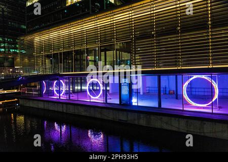 „Glories“ von Richard Willam Wheater bei Canary Wharf Winter Lights 2023, London, Großbritannien Stockfoto