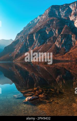 Vogar-Berg und Bohinj-See, wunderschöne Landschaft des slowenischen Nationalparks Triglav bei Sonnenuntergang im Winter, Weitwinkelaufnahme Stockfoto