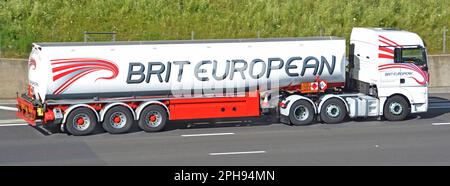 Britischer europäischer Fahrer für spezialisiertes Logistikgeschäft Eigenwerbung Seitenansicht lkw Lkw und Tankwagen Fahren M25 Autobahn Essex UK Stockfoto