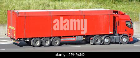 Seitenansicht des roten Renault hgv Sattelzugwagens und roten Anhängers mit Kraker Hinweisschild für bewegliche Anhänger, die auf der britischen Autobahn M25 fahren Stockfoto