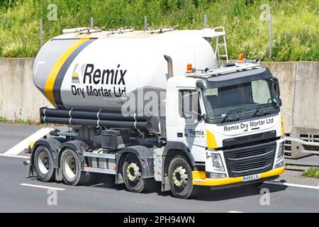 Font & Side View Volvo FM Lkw-Lkw für Lkw mit Lkw-Aufbauten auf der Autobahn M25 Remix Dry Mörtel beliefert Baugewerbe UK Stockfoto