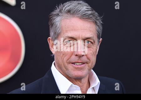 WESTWOOD, LOS ANGELES, KALIFORNIEN, USA - MÄRZ 26: Der englische Schauspieler Hugh Grant trifft am 26. März 2023 im Regency Village Theatre in Westwood, Los Angeles, Kalifornien, USA auf der Premiere von Paramount Pictures in Los Angeles und Eone's „Dungeons & Dragons: Honor Better Thieves“ ein. (Foto von Xavier Collin/Image Press Agency) Stockfoto