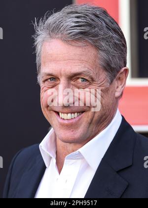 WESTWOOD, LOS ANGELES, KALIFORNIEN, USA - MÄRZ 26: Der englische Schauspieler Hugh Grant trifft am 26. März 2023 im Regency Village Theatre in Westwood, Los Angeles, Kalifornien, USA auf der Premiere von Paramount Pictures in Los Angeles und Eone's „Dungeons & Dragons: Honor Better Thieves“ ein. (Foto von Xavier Collin/Image Press Agency) Stockfoto