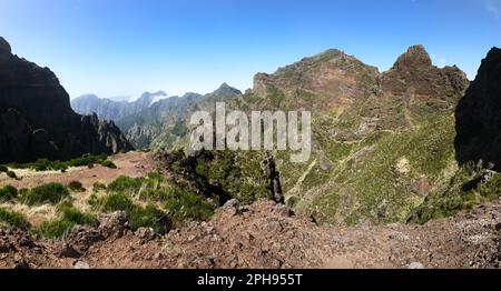 Bei einer Wanderung auf dem Pico Ruivo Mountain Trail in Madeira, Portugal, könnt ihr einen Blick auf eine Wolkeninversion werfen Stockfoto