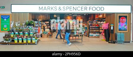 Marks & Spencer Lebensmittelgeschäft vorne & Schild auf der neuen 2021 Moto Rugby M6 Autobahn Services Shopping Mall Shoppers in Covid Face Masks Warwickshire England UK Stockfoto