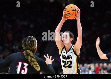 26. März 2023: Iowa Hawkeyes-Wächter Caitlin Clark (22) versucht, beim NCAA-Basketballspiel des NCAA Regional Final zwischen Louisville und Iowa in der Climate pledge Arena in Seattle, WA, zu bestehen. Iowa besiegte Louisville 97-83, um in die Finale 4 zu kommen. Steve Faber/CSM Stockfoto