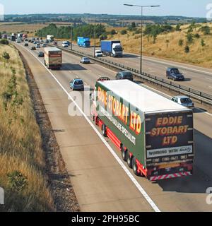 Eddie Stobart lkw-Rückansicht und Luftaufnahme der Werbung für Gelenkanhänger in Zusammenarbeit mit der NAAFI auf der britischen Autobahn M25 Stockfoto