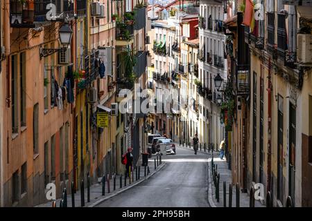 Blick auf die calle de Buenavista, die in das beliebte multikulturelle Viertel Lavapies führt, im Zentrum von Embajadores, im Zentrum von Madrid, S Stockfoto