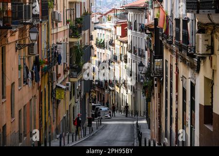 Blick auf die calle de Buenavista, die in das beliebte multikulturelle Viertel Lavapies führt, im Zentrum von Embajadores, im Zentrum von Madrid, S Stockfoto