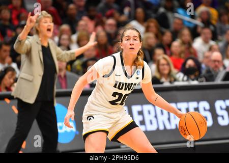 26. März 2023: Iowa Hawkeyes bewacht Kate Martin (20) während des NCAA-Basketballspiels für Frauen im NCAA Regional Final zwischen Louisville und Iowa in der Climate pledge Arena in Seattle, WA. Iowa besiegte Louisville 97-83, um in die Finale 4 zu kommen. Steve Faber/CSM Stockfoto