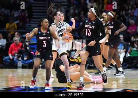 26. März 2023: Iowa Hawkeyes bewacht Caitlin Clark (22) während des NCAA-Basketballspiels des NCAA Regional Final für Frauen zwischen Louisville und Iowa in der Climate pledge Arena in Seattle, WA. Iowa besiegte Louisville 97-83, um in die Finale 4 zu kommen. Steve Faber/CSM Stockfoto