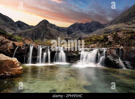Wasserfall bei Sonnenuntergang in Schottland, Fairy Pools Stockfoto