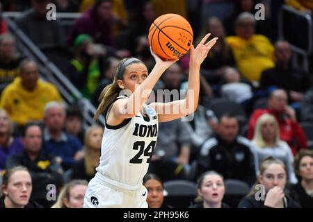 26. März 2023: Iowa Hawkeyes, Wächter Gabbie Marshall (24), schießt während des NCAA-Basketballspiels für Frauen zwischen Louisville und Iowa in der Climate pledge Arena in Seattle, WA, vom Perimeter. Marshall erzielte insgesamt 14 Punkte, während Iowa Louisville 97-83 besiegte und in die Finale 4 vorging. Steve Faber/CSM Stockfoto