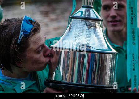 Ein Siegeskuss für das Cambridge Team beim Oxford gegen Cambridge Boat Race London 2023 Stockfoto