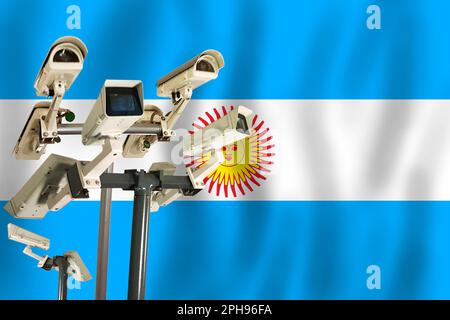 Argentinische CCTV-Kamera auf der Flagge Argentiniens Überwachungs-, Sicherheits-, Kontroll- und Totalitarismus-Konzept Stockfoto