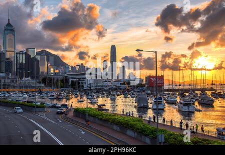 Blick auf das Causeway Bay Typhoon Shelter und die Skyline der Stadt bei Sonnenuntergang von einer Fußgängerbrücke in der Nähe des Noon Day Gun Stockfoto