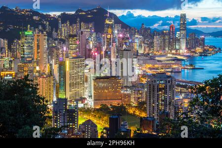 Blick auf die Skyline von Hong Kong Island vom Red Incense Burner Summit, Braemer Hill Stockfoto